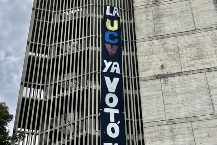 Estudiantes de la UCV desplegaron pancarta en rechazo a la farsa electoral del #25May Estudiantes de la UCV desplegaron pancarta en rechazo a la farsa electoral del #25May