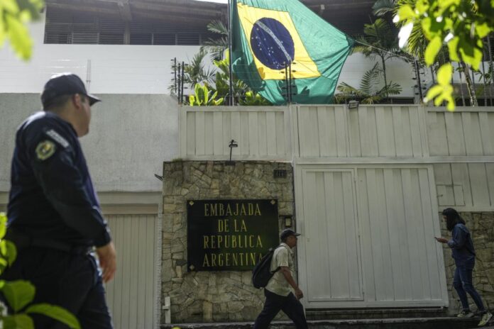 Oposición aseguró que régimen de Nicolás Maduro negó «hasta último instante» salvoconducto a asilados en Embajada de Argentina Oposición aseguró que régimen de Nicolás Maduro negó "hasta último instante" salvoconducto a asilados en Embajada de Argentina