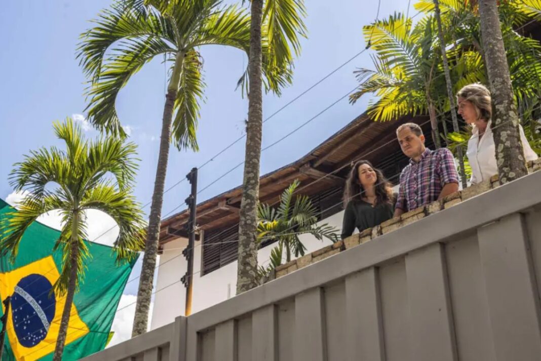 Politólogos: Las incógnitas tras la salida de los cinco asilados en la embajada de Argentina en Caracas