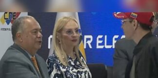 Henrique Capriles recibe del CNE las credenciales de su curul inconstitucional Henrique Capriles recibe del CNE las credenciales de su curul inconstitucional