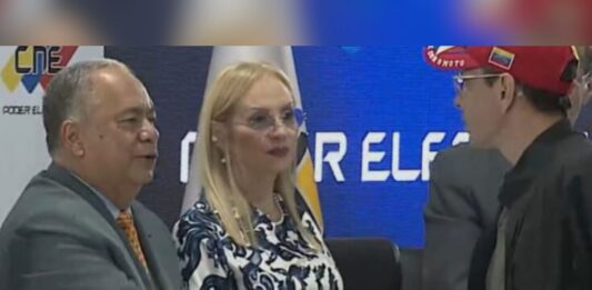 Henrique Capriles recibe del CNE las credenciales de su curul inconstitucional