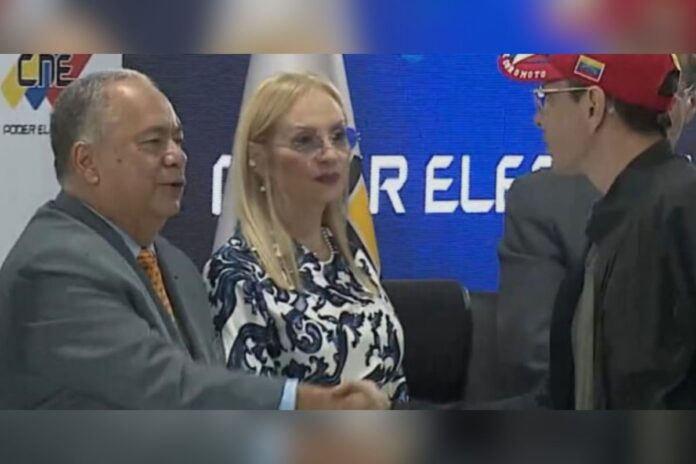 Henrique Capriles recibe del CNE las credenciales de su curul inconstitucional Henrique Capriles recibe del CNE las credenciales de su curul inconstitucional