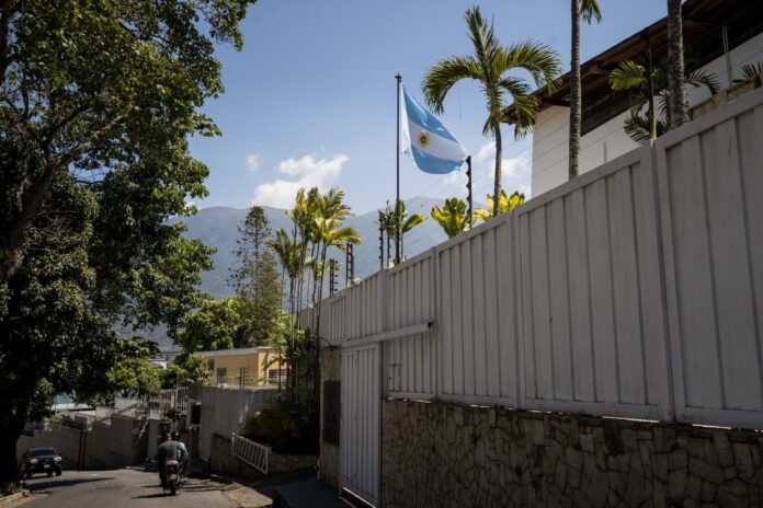 Familiares de presos políticos reaccionan a operación de rescate de opositores de la Embajada de Argentina: «Qué bendición que salieron de lo que estamos viviendo» Familiares de presos políticos reaccionan a operación de rescate de opositores de la Embajada de Argentina: "Qué bendición que salieron de lo que estamos viviendo"