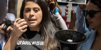 Andreina Baduel: «Hoy obtuvimos fe de vida de mi hermano Josnars Adolfo Baduel» Andreína Baduel exige "fe de vida" inmediata de su hermano Josnars Adolfo Baduel tras más de tres meses sin poder verlo