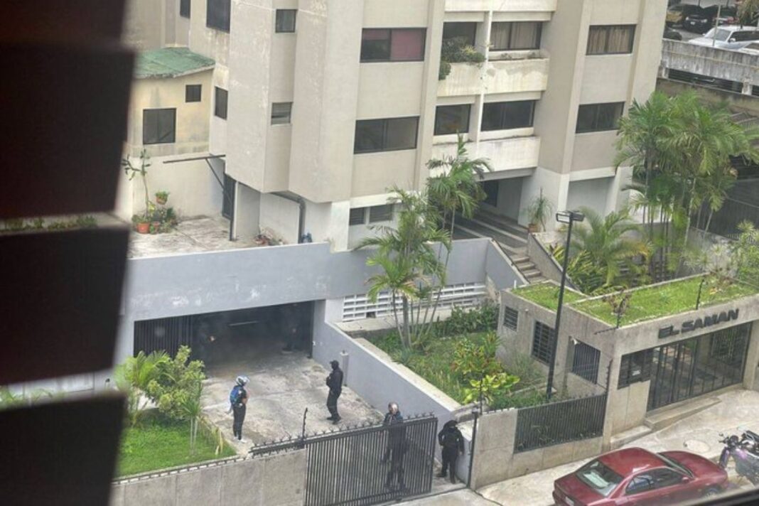 Denuncian allanamiento de la residencia de Humberto Villalobos, uno de los dirigentes liberados de la Embajada de Argentina