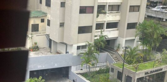 Denuncian allanamiento de la residencia de Humberto Villalobos, uno de los dirigentes liberados de la Embajada de Argentina