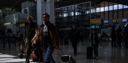 Estados Unidos emite nueva alerta de viaje a Venezuela y sugiere a estadounidenses salir "de inmediato" de ese país