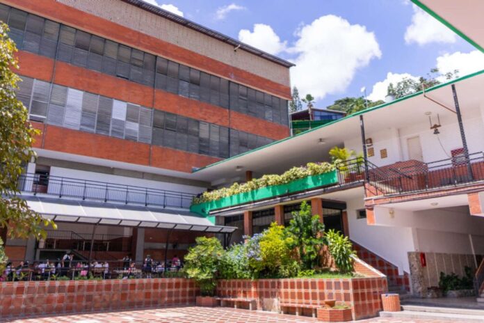 Crisis en colegios privados: Ajustes entre 20 y 40% preocupan a representantes, que temen por más morosidad o deserción Crisis en colegios privados: Ajustes entre 20 y 40% preocupan a representantes, que temen por más morosidad o deserción