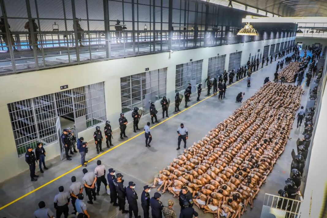 El Salvador niega permiso a familiares para visitar a venezolanos detenidos en el Cecot
