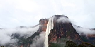 El País de España: Canaima, un patrimonio natural mundial amenazado entre la minería y el turismo descontrolado El País de España: Canaima, un patrimonio natural mundial amenazado entre la minería y el turismo descontrolado