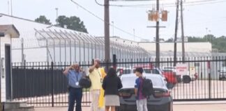 Adolescente se entrega a migración en Houston para reunirse con su madre venezolana detenida Adolescente se entrega a migración en Houston para reunirse con su madre venezolana detenida