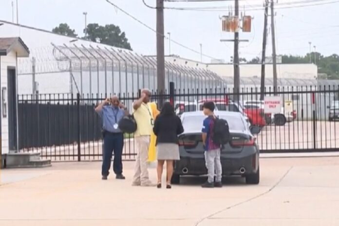 Adolescente se entrega a migración en Houston para reunirse con su madre venezolana detenida Adolescente se entrega a migración en Houston para reunirse con su madre venezolana detenida