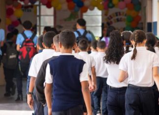 9 de cada 10 de los uniformes escolares que se venden en Venezuela son importados 9 de cada 10 de los uniformes escolares que se venden en Venezuela son importados
