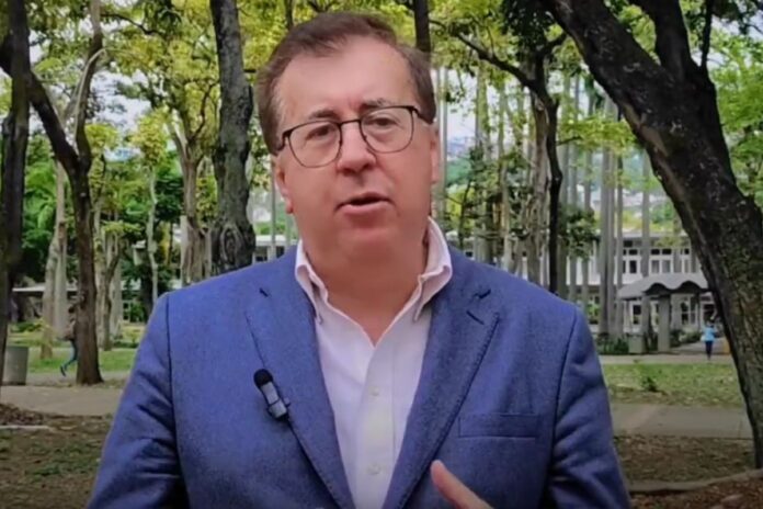 César Pérez Vivas tras los cuatros años que Javier Tarazona ha estado secuestrado: «Ha sido llevado a la mazmorra de la dictadura por ser un ciudadano ejemplar» César Pérez Vivas tras los cuatros años que Javier Tarazona ha estado secuestrado: "Ha sido llevado a la mazmorra de la dictadura por ser un ciudadano ejemplar"