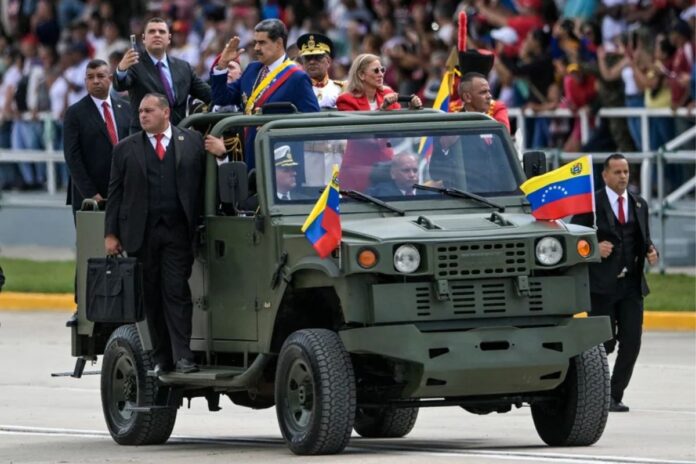 Nicolás Maduro encabezó desfile militar pero intenta atemorizar con su armamento: «Estas son las armas que podemos mostrar» Nicolás Maduro encabezó desfile militar pero intenta atemorizar con su armamento: "Estas son las armas que podemos mostrar"