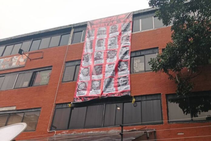 CNP Caracas exige investigación por robo de pancarta en sede del gremio en honor a los periodistas secuestrados por el régimen CNP Caracas exige investigación por robo de pancarta en sede del gremio en honor a los periodistas secuestrados por el régimen