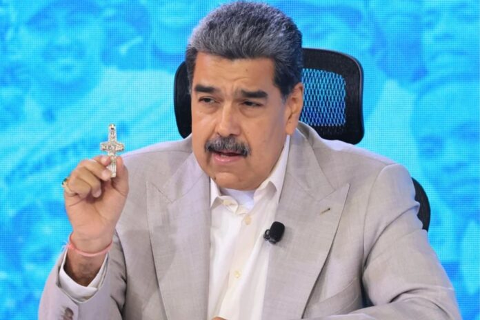 Nicolás Maduro admite que no duerme, cantó, ordenó repartir fusiles y habló de «cobardes» incapaces de decir «las cosas en la cara» Nicolás Maduro admite que no duerme, cantó, ordenó repartir fusiles y habló de "cobardes" incapaces de decir "las cosas en la cara"