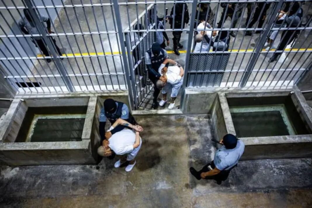 La brutalidad de la megacárcel en el Salvador, denunciada por los venezolanos deportados: 