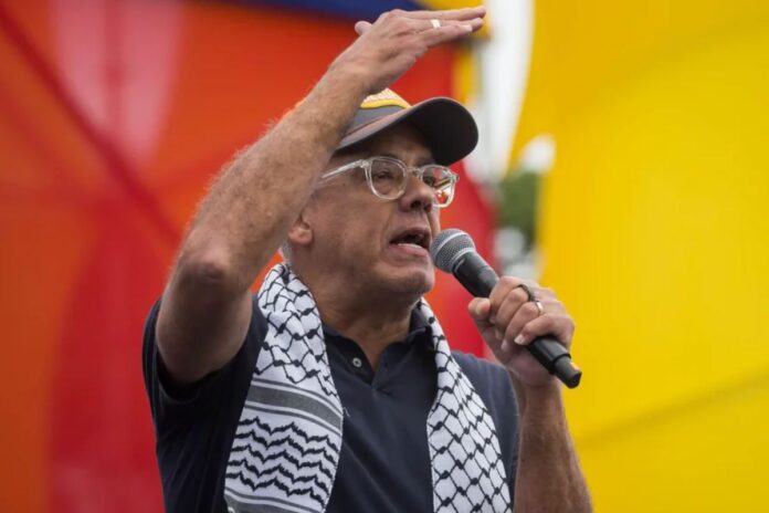 Jorge Rodríguez: «Sea quien sea el extranjero que entre a este país sin permiso, entra pero no sale» Jorge Rodríguez: "Sea quien sea el extranjero que entre a este país sin permiso, entra pero no sale"