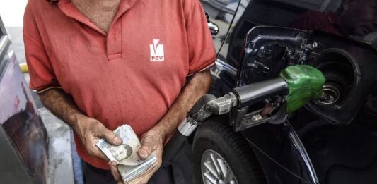 Aumenta presión económica en Venezuela: El bolívar registró una caída del 13,11% frente al dólar en julio