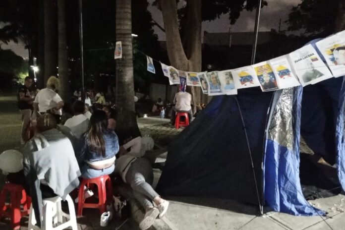 Colectivos armados atacan a madres y activistas: Brutal represión frente al TSJ Colectivos armados atacan a madres y activistas: Brutal represión frente al TSJ