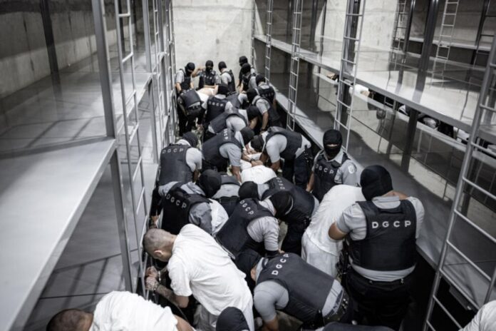 Venezolanos denunciaron en la ONU las torturas sufridas en la megacárcel de El Salvador Venezolanos denunciaron en la ONU las torturas sufridas en la megacárcel de El Salvador