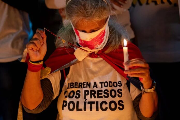 HRW levanta crudo informe de la tortura aplicada por Nicolás Maduro: En Venezuela hay presos políticos que cumplen un año sin comunicarse con nadie HRW levanta crudo informe de la tortura aplicada por Nicolás Maduro: En Venezuela hay presos políticos que cumplen un año sin comunicarse con nadie