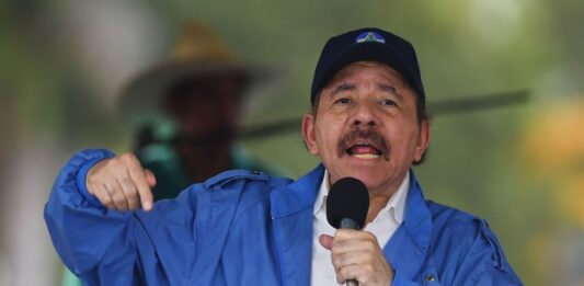 Dictador de Nicaragua acusa a Estados Unidos de querer "robarle" el petróleo a Venezuela con el despliegue militar