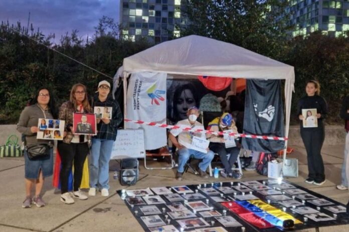 Activistas venezolanos levantan huelga de hambre en la CPI tras 12 días de protesta Activistas venezolanos levantan huelga de hambre en la CPI tras 12 días de protesta