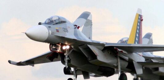 Aviones de combate venezolanos habrían sobrevolado buque de guerra estadounidense: Aseguran que fue "una demostración de fuerza"
