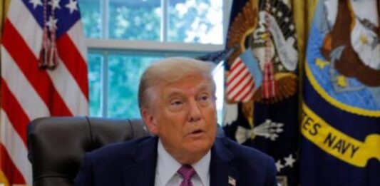 Donald Trump niega buscar un "cambio de régimen" en Venezuela, pero amenaza con derribar cazas venezolanos