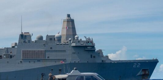 Revelan identidad de pilotos venezolanos que "imprudentemente amenazaron" al destructor de Estados Unidos