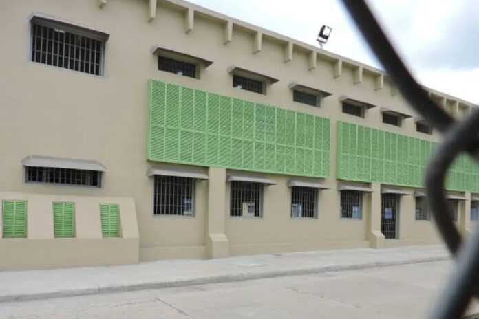 Freddy Superlano y Roland Carreño habrían sido sido enviados al Rodeo 1, donde tienen completamente aislado a Josnars Baduel Superlano y Carreño podrían haber sido enviados al Rodeo 1, donde tienen completamente aislado a Baduel