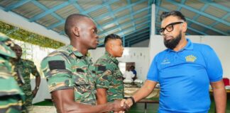 Presidente reelecto de Guyana promete alianzas para combatir el narcotráfico en medio de tensiones entre EE. UU. y el régimen de Maduro Presidente reelecto de Guyana promete alianzas para combatir el narcotráfico en medio de tensiones entre EE. UU. y el régimen de Maduro