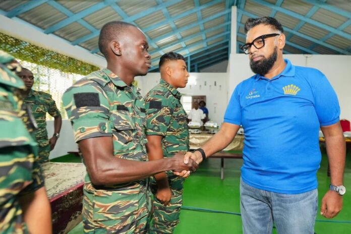 Presidente reelecto de Guyana promete alianzas para combatir el narcotráfico en medio de tensiones entre EE. UU. y el régimen de Maduro Presidente reelecto de Guyana promete alianzas para combatir el narcotráfico en medio de tensiones entre EE. UU. y el régimen de Maduro