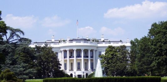 La Casa Blanca: "El régimen de Nicolás Maduro es ilegítimo y que trafique drogas a Estados Unidos es inaceptable"