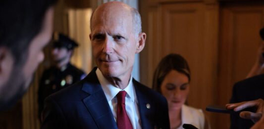 Rick Scott insiste en proyecto de ley que permita aumentar recompensa de Nicolás Maduro a $100 millones