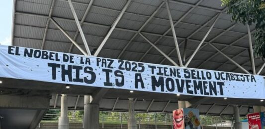 Despliegan pancarta gigante en la UCAB por María Corina Machado: "El Nobel de la Paz 2025 tiene sello ucabista"