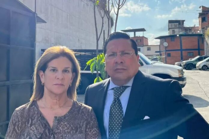Esposa de Perkins Rocha logró visitarlo tras más de un año secuestrado: «Nos dimos el abrazo largamente postergado» Esposa de Perkins Rocha logró visitarlo tras más de un año secuestrado: "nos dimos el abrazo largamente postergado