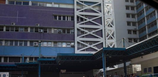 Joven exige que atención médica para su madre en Caracas: Paciente renal con estado crítico