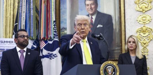 Las dos razones por las que Donald Trump autorizó operaciones encubiertas de la CIA en Venezuela