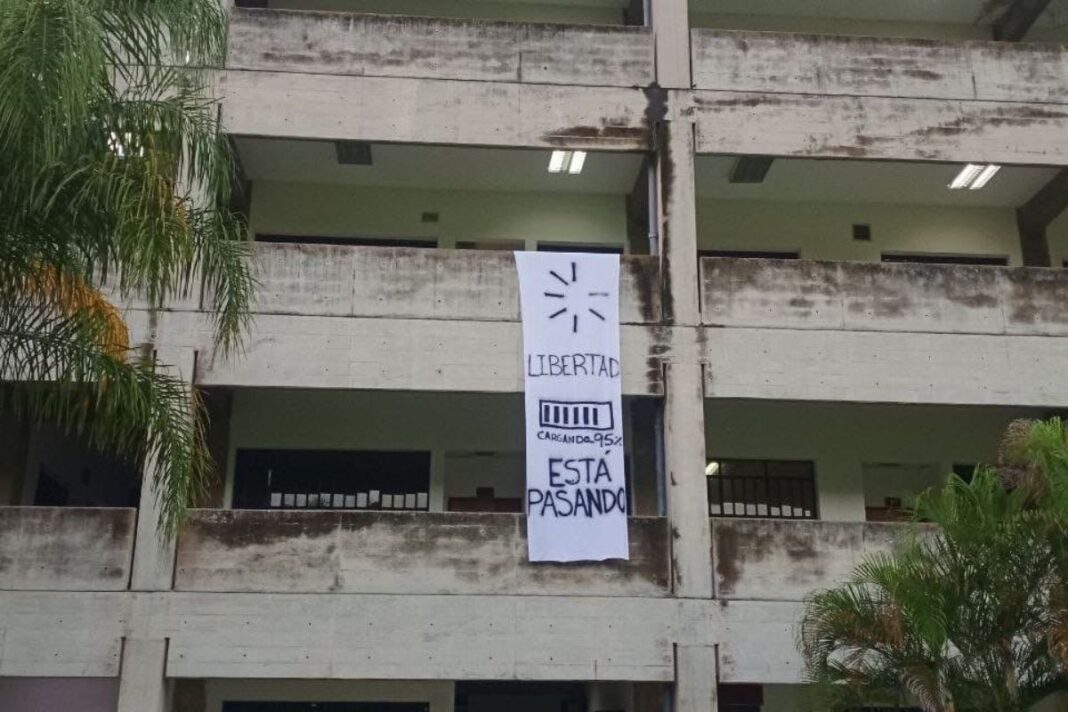 95%: Aparecen pancartas con mensaje “Está pasando” en diferentes universidades en Venezuela