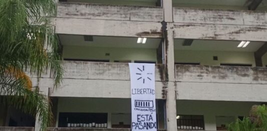 95%: Aparecen pancartas con mensaje “Está pasando” en diferentes universidades en Venezuela