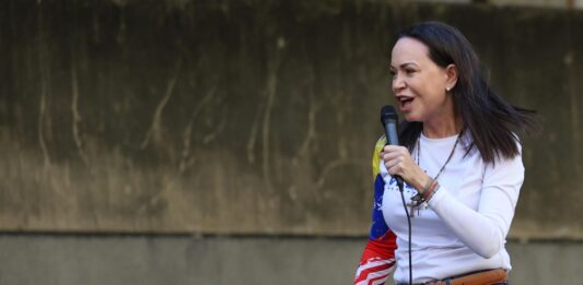 María Corina Machado asegura que el entorno de Nicolás Maduro ha estado negociando a sus espaldas, sacrificándolo