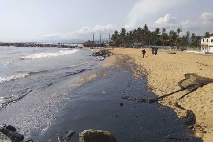 Denuncian nuevo derrame de petróleo en Falcón Denuncian nuevo derrame de petróleo en Falcón
