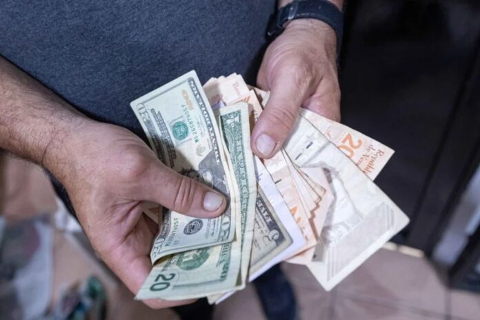 «Hace un año el dólar en Venezuela costaba 400% menos» "Hace un año el dólar en Venezuela costaba 400% menos"