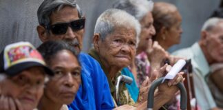 Ciudadana pierde el miedo y increpa al régimen de Nicolás Maduro: «Me voy a arriesgar a que me den «Tun-Tun» Ciudadana pierde el miedo y increpa al régimen de Nicolás Maduro: "Me voy a arriesgar a que me den "Tun-Tun"