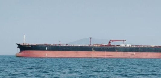 Buque petrolero ruso sancionado cambia su rumbo sobre Venezuela tras toparse con destructor de EE. UU. en el Caribe