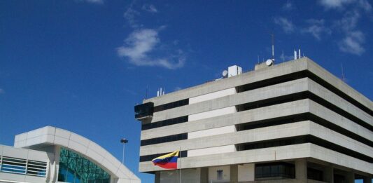 Régimen amenaza a aerolíneas con revocarles permisos para operar en Venezuela si no reanudan vuelos este 26N