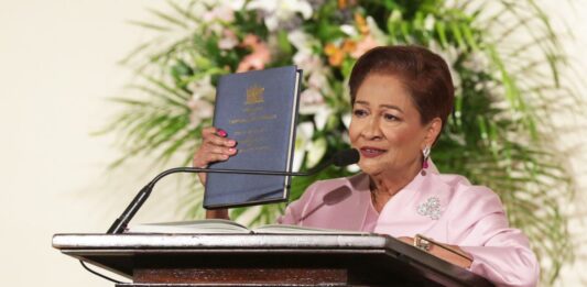 Primera ministra de Trinidad y Tobago acusa a Caricom de alinearse con "el narco gobierno del dictador Nicolás Maduro"